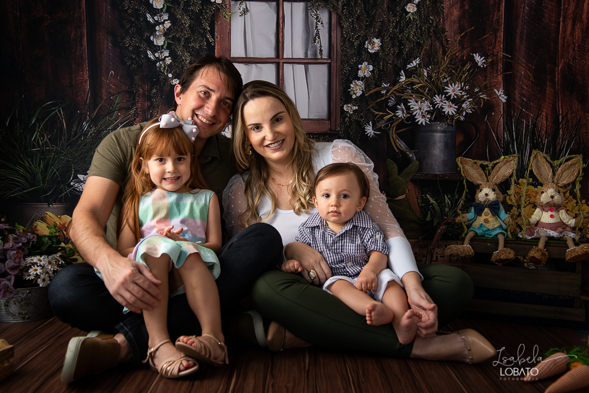 pascoa-2020-sessao-fotografica-de-pascoa-mini-sessao-fotografica-de-pascoa-2020-coelhinho-da-pascoa-o-que-trazes-para-mim-ovos-de-pascoa--fotografia-infantil-em-barbacena-estudio-fotografico-em-barbacena-isabela-lobato-fotografia-foto-de-crianca-pascoa-bq