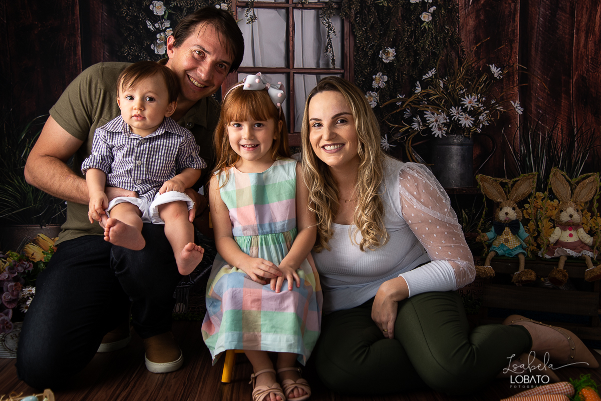 pascoa-2020-sessao-fotografica-de-pascoa-mini-sessao-fotografica-de-pascoa-2020-coelhinho-da-pascoa-o-que-trazes-para-mim-ovos-de-pascoa--fotografia-infantil-em-barbacena-estudio-fotografico-em-barbacena-isabela-lobato-fotografia-foto-de-crianca-pascoa-bq