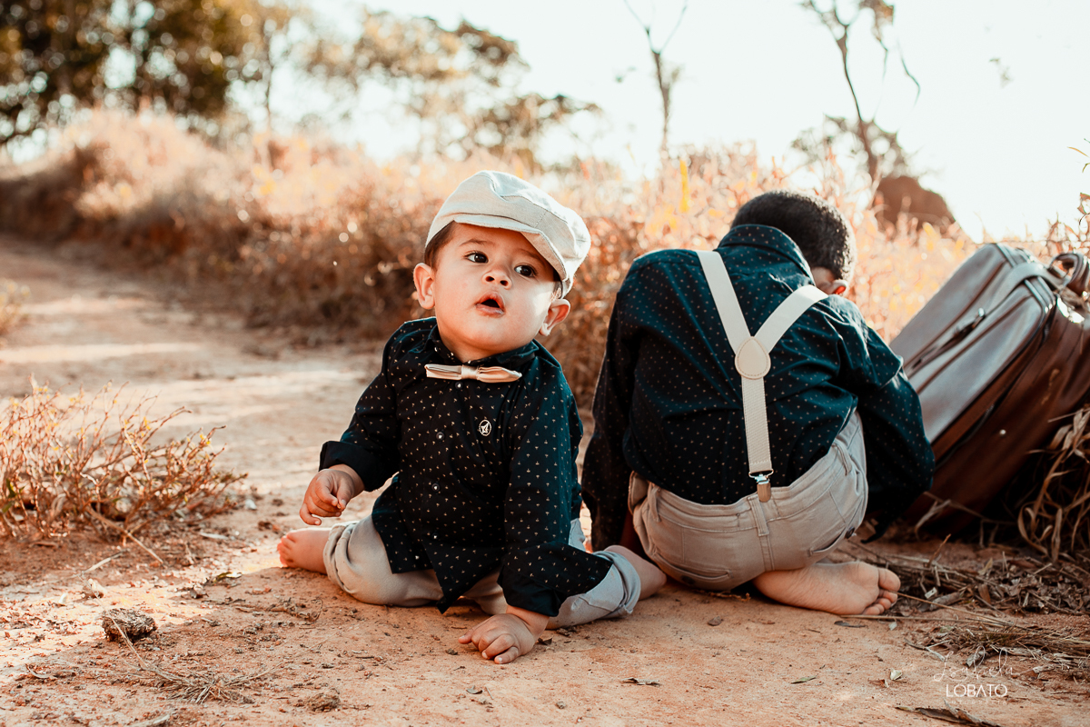 ensaio-fotografico-de-irmaos-amor-de-irmao-fotografia-de-irmaos-ensaio-infantil-retro-suspensorio-infantil-boina-de-crianca-mala-antiga-carrinho-vermelho-fazenda-antonio-carlos-minas-gerais-fazenda-sucupira-fotografa-de-crianca-em-barbacena-isabela-lobato