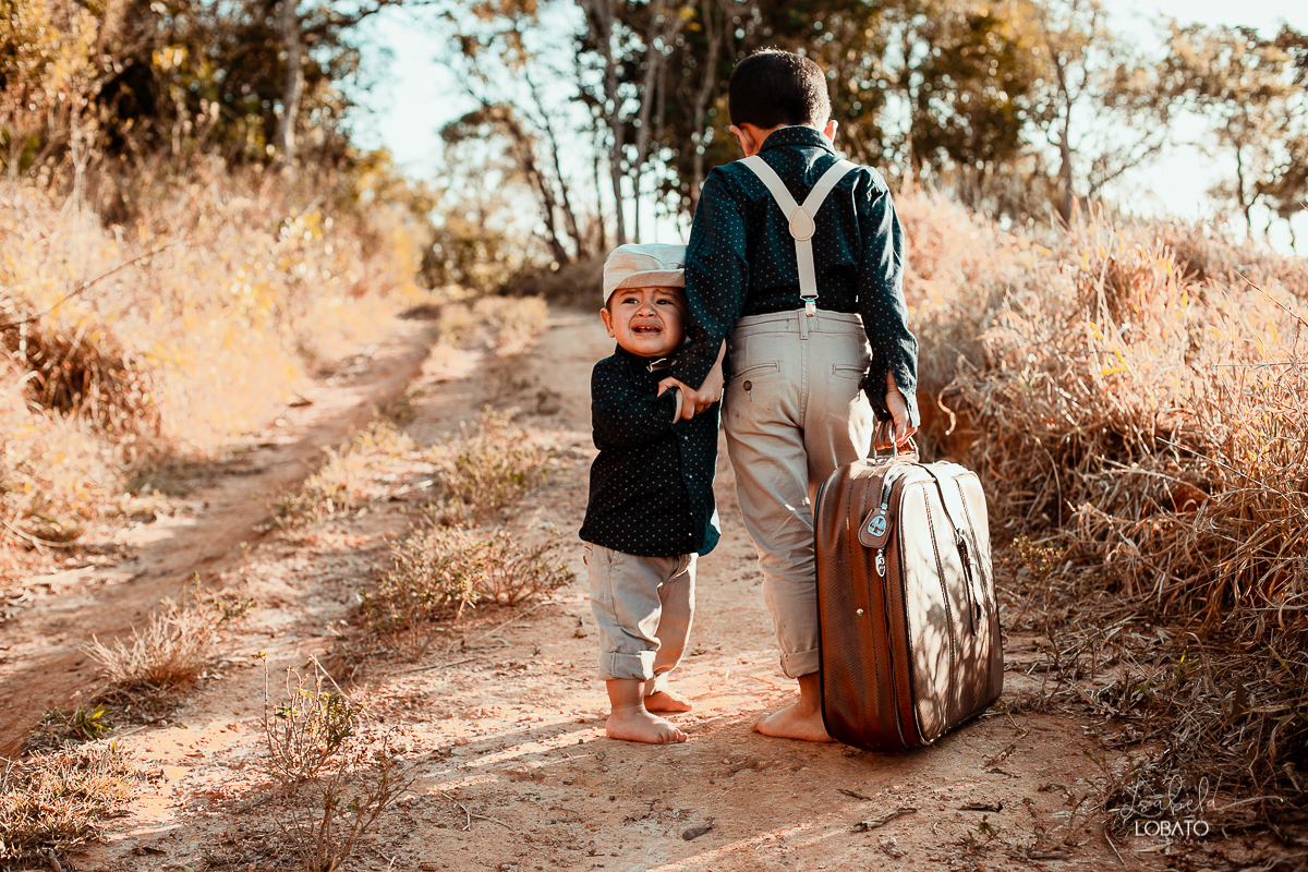 ensaio-fotografico-de-irmaos-amor-de-irmao-fotografia-de-irmaos-ensaio-infantil-retro-suspensorio-infantil-boina-de-crianca-mala-antiga-carrinho-vermelho-fazenda-antonio-carlos-minas-gerais-fazenda-sucupira-fotografa-de-crianca-em-barbacena-isabela-lobato