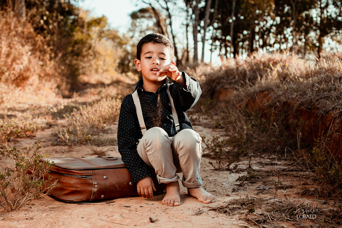ensaio-fotografico-de-irmaos-amor-de-irmao-fotografia-de-irmaos-ensaio-infantil-retro-suspensorio-infantil-boina-de-crianca-mala-antiga-carrinho-vermelho-fazenda-antonio-carlos-minas-gerais-fazenda-sucupira-fotografa-de-crianca-em-barbacena-isabela-lobato