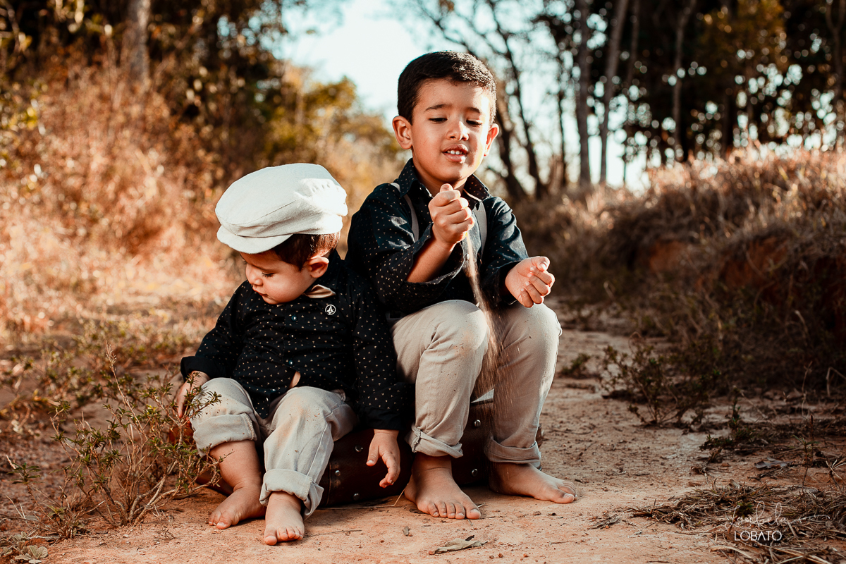 ensaio-fotografico-de-irmaos-amor-de-irmao-fotografia-de-irmaos-ensaio-infantil-retro-suspensorio-infantil-boina-de-crianca-mala-antiga-carrinho-vermelho-fazenda-antonio-carlos-minas-gerais-fazenda-sucupira-fotografa-de-crianca-em-barbacena-isabela-lobato