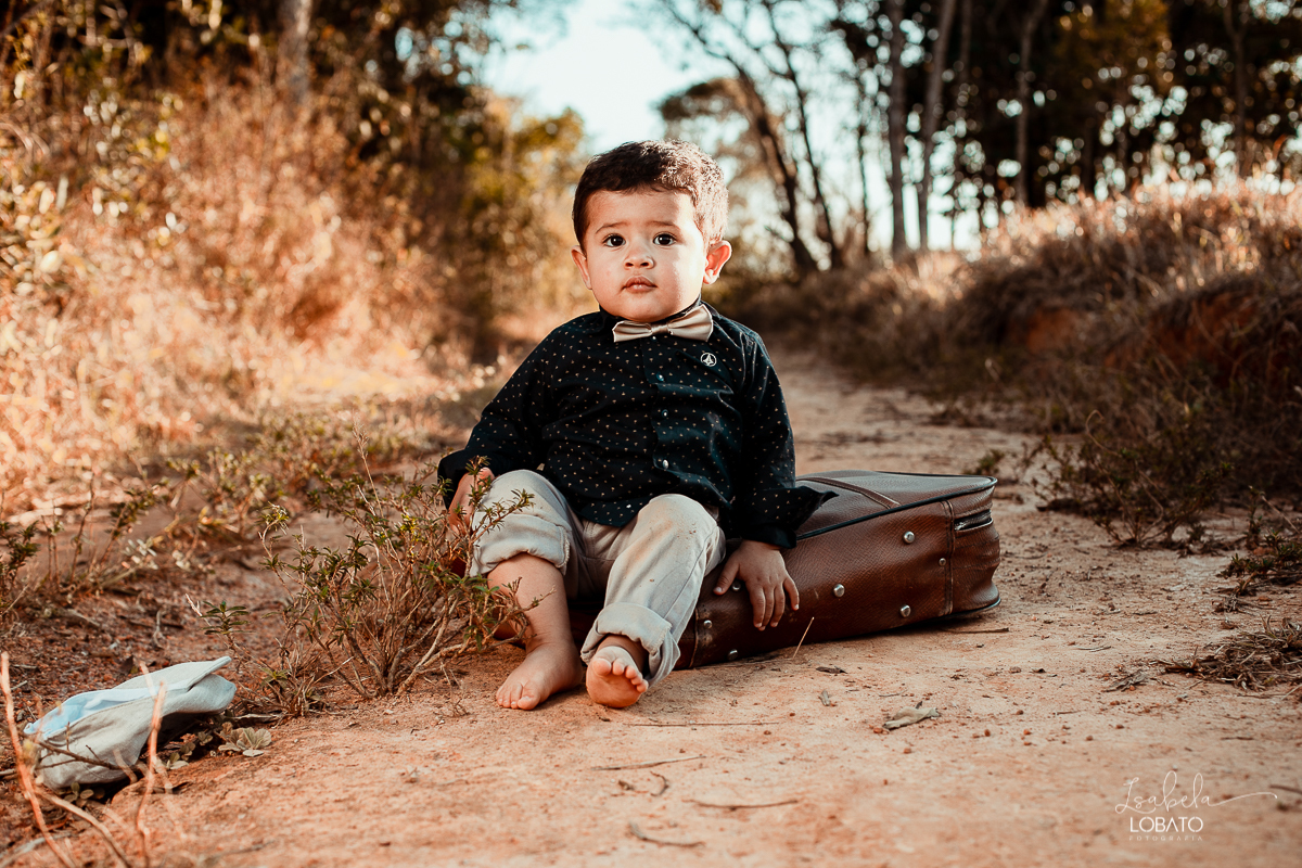 ensaio-fotografico-de-irmaos-amor-de-irmao-fotografia-de-irmaos-ensaio-infantil-retro-suspensorio-infantil-boina-de-crianca-mala-antiga-carrinho-vermelho-fazenda-antonio-carlos-minas-gerais-fazenda-sucupira-fotografa-de-crianca-em-barbacena-isabela-lobato
