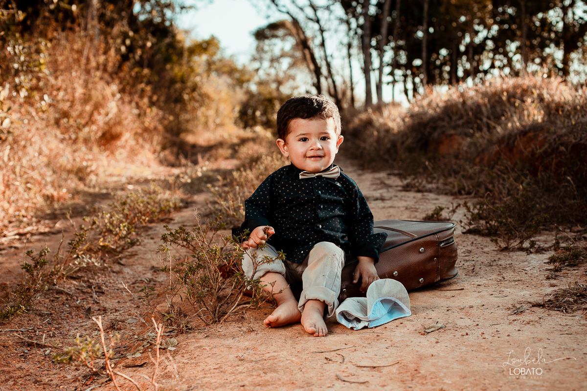 ensaio-fotografico-de-irmaos-amor-de-irmao-fotografia-de-irmaos-ensaio-infantil-retro-suspensorio-infantil-boina-de-crianca-mala-antiga-carrinho-vermelho-fazenda-antonio-carlos-minas-gerais-fazenda-sucupira-fotografa-de-crianca-em-barbacena-isabela-lobato