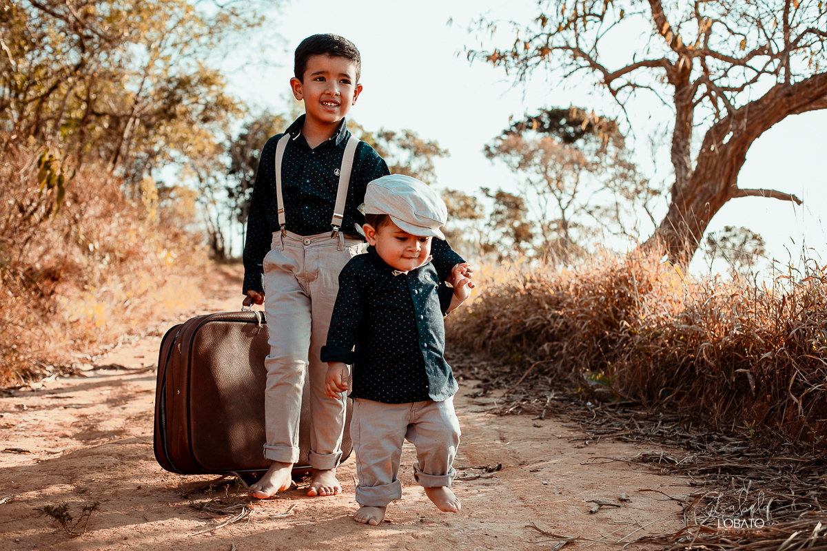 ensaio-fotografico-de-irmaos-amor-de-irmao-fotografia-de-irmaos-ensaio-infantil-retro-suspensorio-infantil-boina-de-crianca-mala-antiga-carrinho-vermelho-fazenda-antonio-carlos-minas-gerais-fazenda-sucupira-fotografa-de-crianca-em-barbacena-isabela-lobato