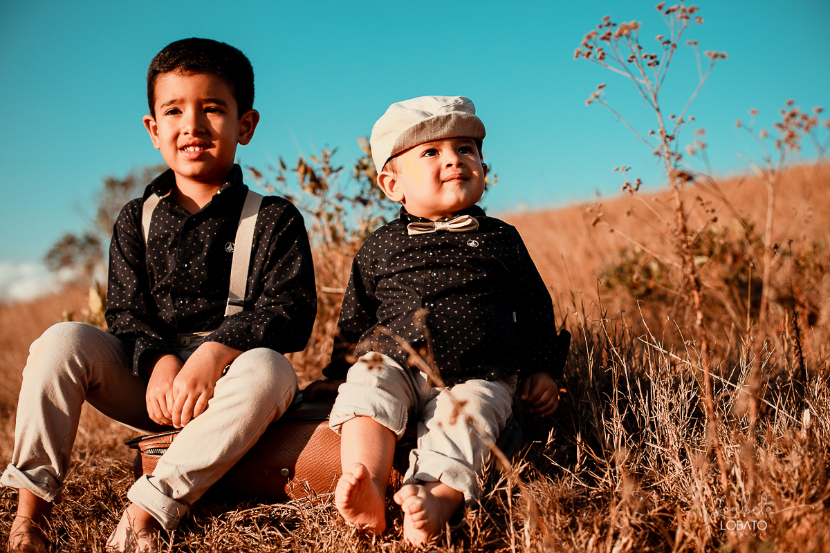 ensaio-fotografico-de-irmaos-amor-de-irmao-fotografia-de-irmaos-ensaio-infantil-retro-suspensorio-infantil-boina-de-crianca-mala-antiga-carrinho-vermelho-fazenda-antonio-carlos-minas-gerais-fazenda-sucupira-fotografa-de-crianca-em-barbacena-isabela-lobato