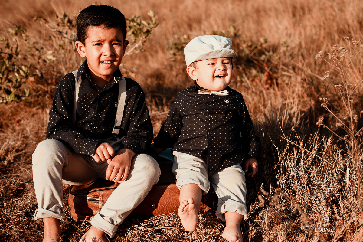 ensaio-fotografico-de-irmaos-amor-de-irmao-fotografia-de-irmaos-ensaio-infantil-retro-suspensorio-infantil-boina-de-crianca-mala-antiga-carrinho-vermelho-fazenda-antonio-carlos-minas-gerais-fazenda-sucupira-fotografa-de-crianca-em-barbacena-isabela-lobato
