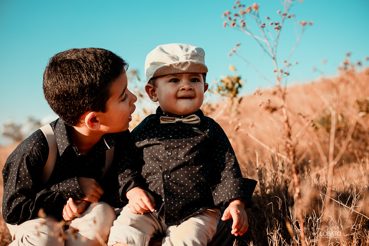 ensaio-fotografico-de-irmaos-amor-de-irmao-fotografia-de-irmaos-ensaio-infantil-retro-suspensorio-infantil-boina-de-crianca-mala-antiga-carrinho-vermelho-fazenda-antonio-carlos-minas-gerais-fazenda-sucupira-fotografa-de-crianca-em-barbacena-isabela-lobato