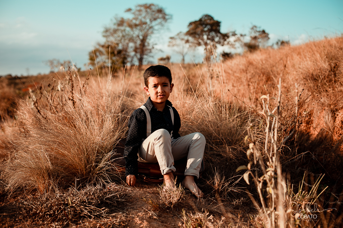 ensaio-fotografico-de-irmaos-amor-de-irmao-fotografia-de-irmaos-ensaio-infantil-retro-suspensorio-infantil-boina-de-crianca-mala-antiga-carrinho-vermelho-fazenda-antonio-carlos-minas-gerais-fazenda-sucupira-fotografa-de-crianca-em-barbacena-isabela-lobato