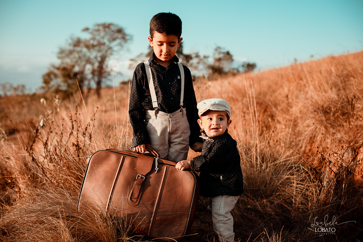 ensaio-fotografico-de-irmaos-amor-de-irmao-fotografia-de-irmaos-ensaio-infantil-retro-suspensorio-infantil-boina-de-crianca-mala-antiga-carrinho-vermelho-fazenda-antonio-carlos-minas-gerais-fazenda-sucupira-fotografa-de-crianca-em-barbacena-isabela-lobato