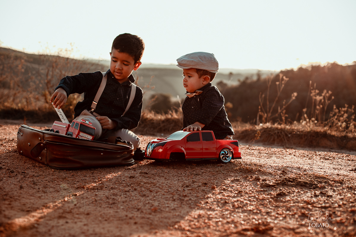 ensaio-fotografico-de-irmaos-amor-de-irmao-fotografia-de-irmaos-ensaio-infantil-retro-suspensorio-infantil-boina-de-crianca-mala-antiga-carrinho-vermelho-fazenda-antonio-carlos-minas-gerais-fazenda-sucupira-fotografa-de-crianca-em-barbacena-isabela-lobato