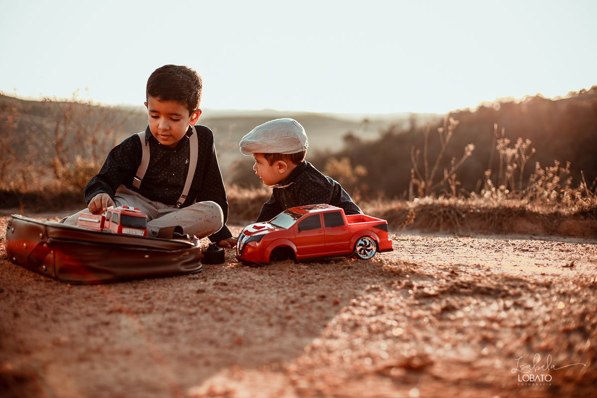 ensaio-fotografico-de-irmaos-amor-de-irmao-fotografia-de-irmaos-ensaio-infantil-retro-suspensorio-infantil-boina-de-crianca-mala-antiga-carrinho-vermelho-fazenda-antonio-carlos-minas-gerais-fazenda-sucupira-fotografa-de-crianca-em-barbacena-isabela-lobato