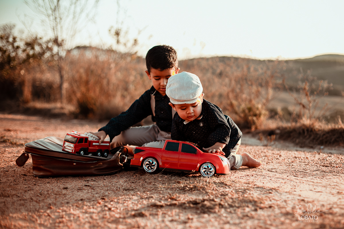 ensaio-fotografico-de-irmaos-amor-de-irmao-fotografia-de-irmaos-ensaio-infantil-retro-suspensorio-infantil-boina-de-crianca-mala-antiga-carrinho-vermelho-fazenda-antonio-carlos-minas-gerais-fazenda-sucupira-fotografa-de-crianca-em-barbacena-isabela-lobato