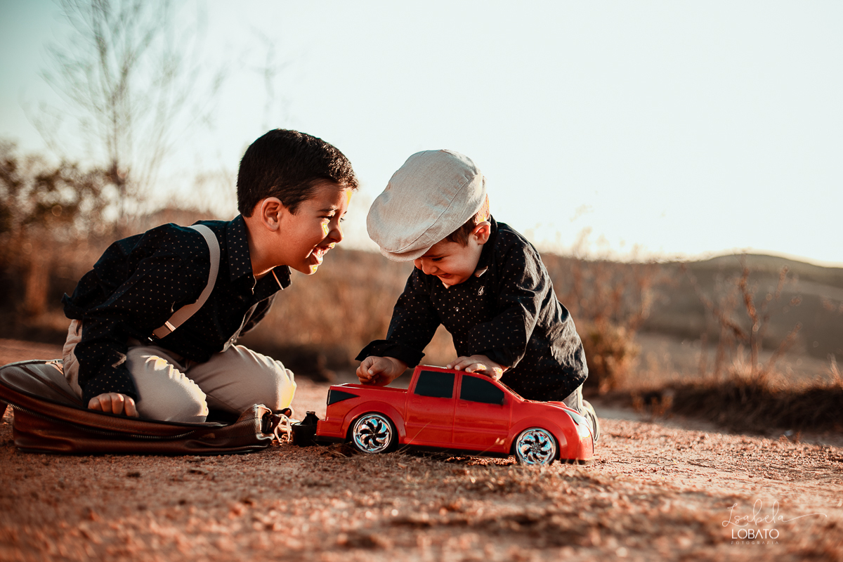 ensaio-fotografico-de-irmaos-amor-de-irmao-fotografia-de-irmaos-ensaio-infantil-retro-suspensorio-infantil-boina-de-crianca-mala-antiga-carrinho-vermelho-fazenda-antonio-carlos-minas-gerais-fazenda-sucupira-fotografa-de-crianca-em-barbacena-isabela-lobato