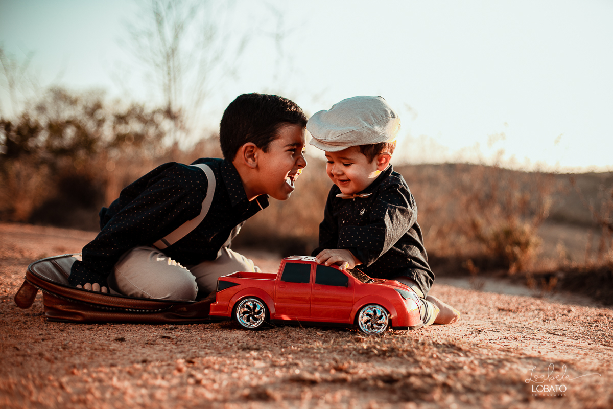 ensaio-fotografico-de-irmaos-amor-de-irmao-fotografia-de-irmaos-ensaio-infantil-retro-suspensorio-infantil-boina-de-crianca-mala-antiga-carrinho-vermelho-fazenda-antonio-carlos-minas-gerais-fazenda-sucupira-fotografa-de-crianca-em-barbacena-isabela-lobato