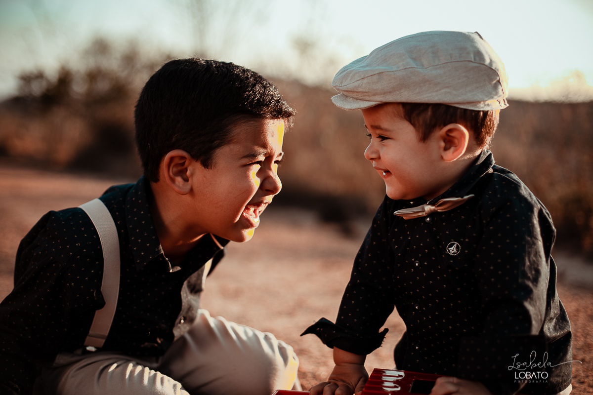 ensaio-fotografico-de-irmaos-amor-de-irmao-fotografia-de-irmaos-ensaio-infantil-retro-suspensorio-infantil-boina-de-crianca-mala-antiga-carrinho-vermelho-fazenda-antonio-carlos-minas-gerais-fazenda-sucupira-fotografa-de-crianca-em-barbacena-isabela-lobato