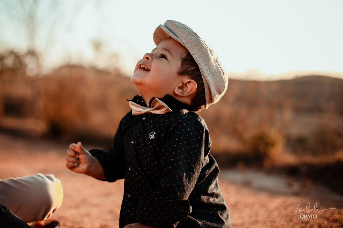 ensaio-fotografico-de-irmaos-amor-de-irmao-fotografia-de-irmaos-ensaio-infantil-retro-suspensorio-infantil-boina-de-crianca-mala-antiga-carrinho-vermelho-fazenda-antonio-carlos-minas-gerais-fazenda-sucupira-fotografa-de-crianca-em-barbacena-isabela-lobato