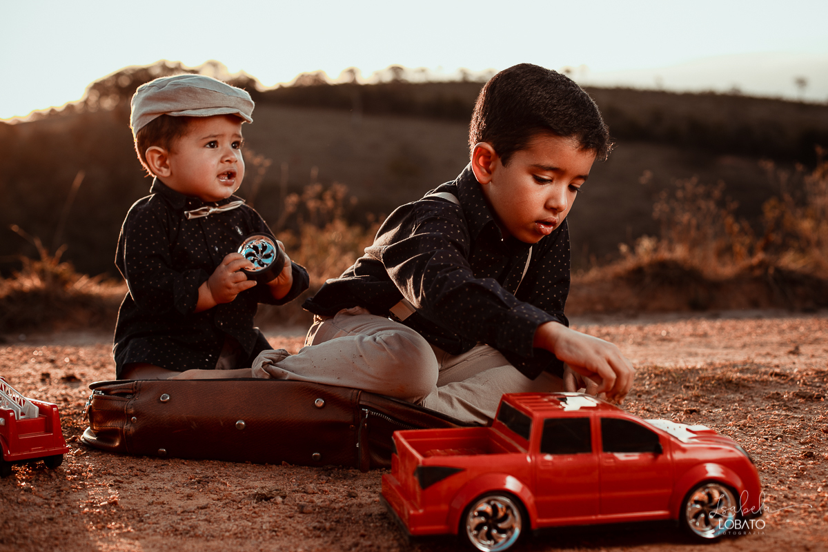 ensaio-fotografico-de-irmaos-amor-de-irmao-fotografia-de-irmaos-ensaio-infantil-retro-suspensorio-infantil-boina-de-crianca-mala-antiga-carrinho-vermelho-fazenda-antonio-carlos-minas-gerais-fazenda-sucupira-fotografa-de-crianca-em-barbacena-isabela-lobato