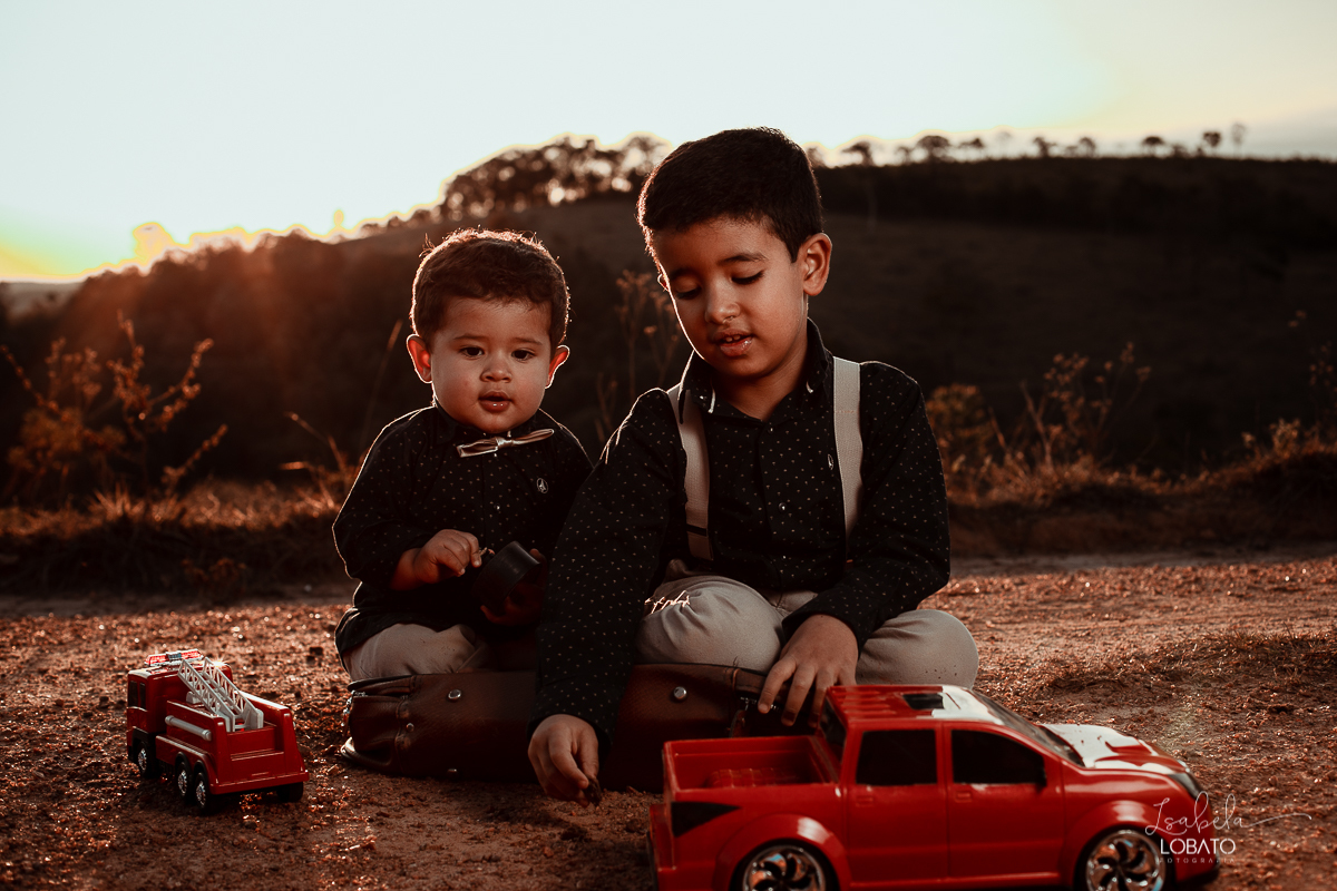 ensaio-fotografico-de-irmaos-amor-de-irmao-fotografia-de-irmaos-ensaio-infantil-retro-suspensorio-infantil-boina-de-crianca-mala-antiga-carrinho-vermelho-fazenda-antonio-carlos-minas-gerais-fazenda-sucupira-fotografa-de-crianca-em-barbacena-isabela-lobato