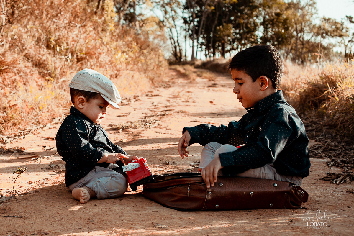 ensaio-fotografico-de-irmaos-amor-de-irmao-fotografia-de-irmaos-ensaio-infantil-retro-suspensorio-infantil-boina-de-crianca-mala-antiga-carrinho-vermelho-fazenda-antonio-carlos-minas-gerais-fazenda-sucupira-fotografa-de-crianca-em-barbacena-isabela-lobato
