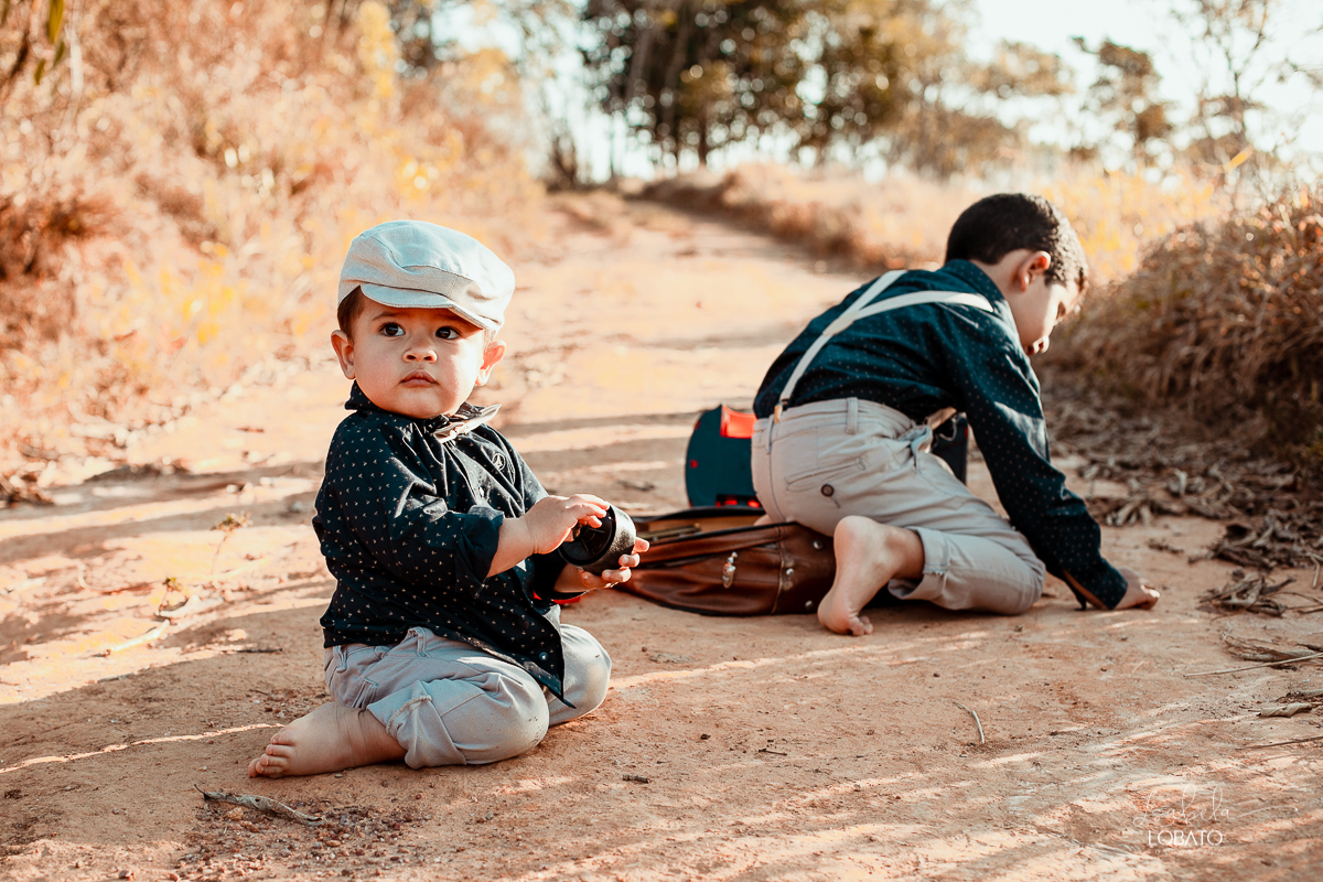 ensaio-fotografico-de-irmaos-amor-de-irmao-fotografia-de-irmaos-ensaio-infantil-retro-suspensorio-infantil-boina-de-crianca-mala-antiga-carrinho-vermelho-fazenda-antonio-carlos-minas-gerais-fazenda-sucupira-fotografa-de-crianca-em-barbacena-isabela-lobato