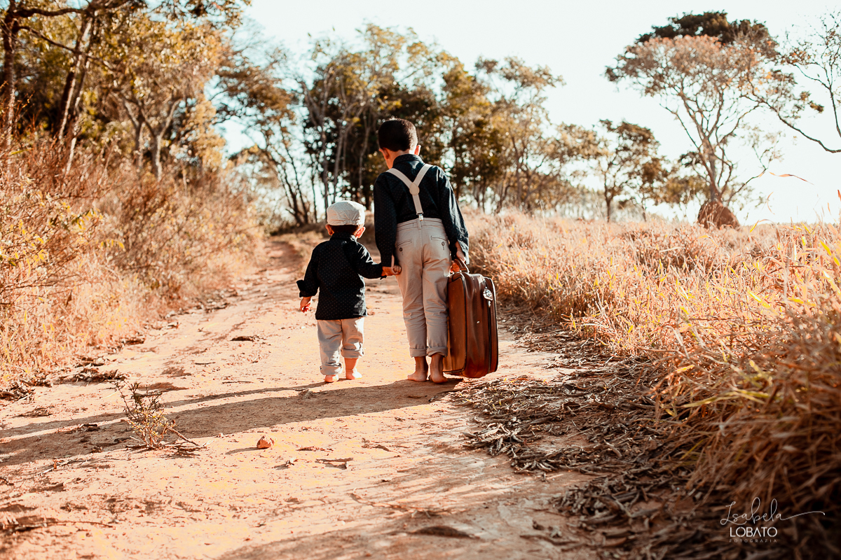 ensaio-fotografico-de-irmaos-amor-de-irmao-fotografia-de-irmaos-ensaio-infantil-retro-suspensorio-infantil-boina-de-crianca-mala-antiga-carrinho-vermelho-fazenda-antonio-carlos-minas-gerais-fazenda-sucupira-fotografa-de-crianca-em-barbacena-isabela-lobato