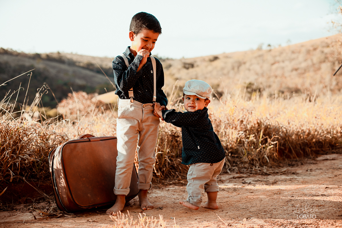 ensaio-fotografico-de-irmaos-amor-de-irmao-fotografia-de-irmaos-ensaio-infantil-retro-suspensorio-infantil-boina-de-crianca-mala-antiga-carrinho-vermelho-fazenda-antonio-carlos-minas-gerais-fazenda-sucupira-fotografa-de-crianca-em-barbacena-isabela-lobato