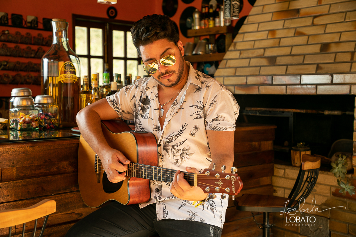 cantor-sertanejo-daniel-matheus-fenomeno-sertanejo-barueri-cantor-compositor-da-rede-globo-melhores-cantores-sertanejo-sertanejo-de-raiz-viola-violeiro-show-sertanejo-rota-bar-santa-barbara-do-tugurio-mg-hotel-chale-de-minas-fotografia-de-isabela-lobato