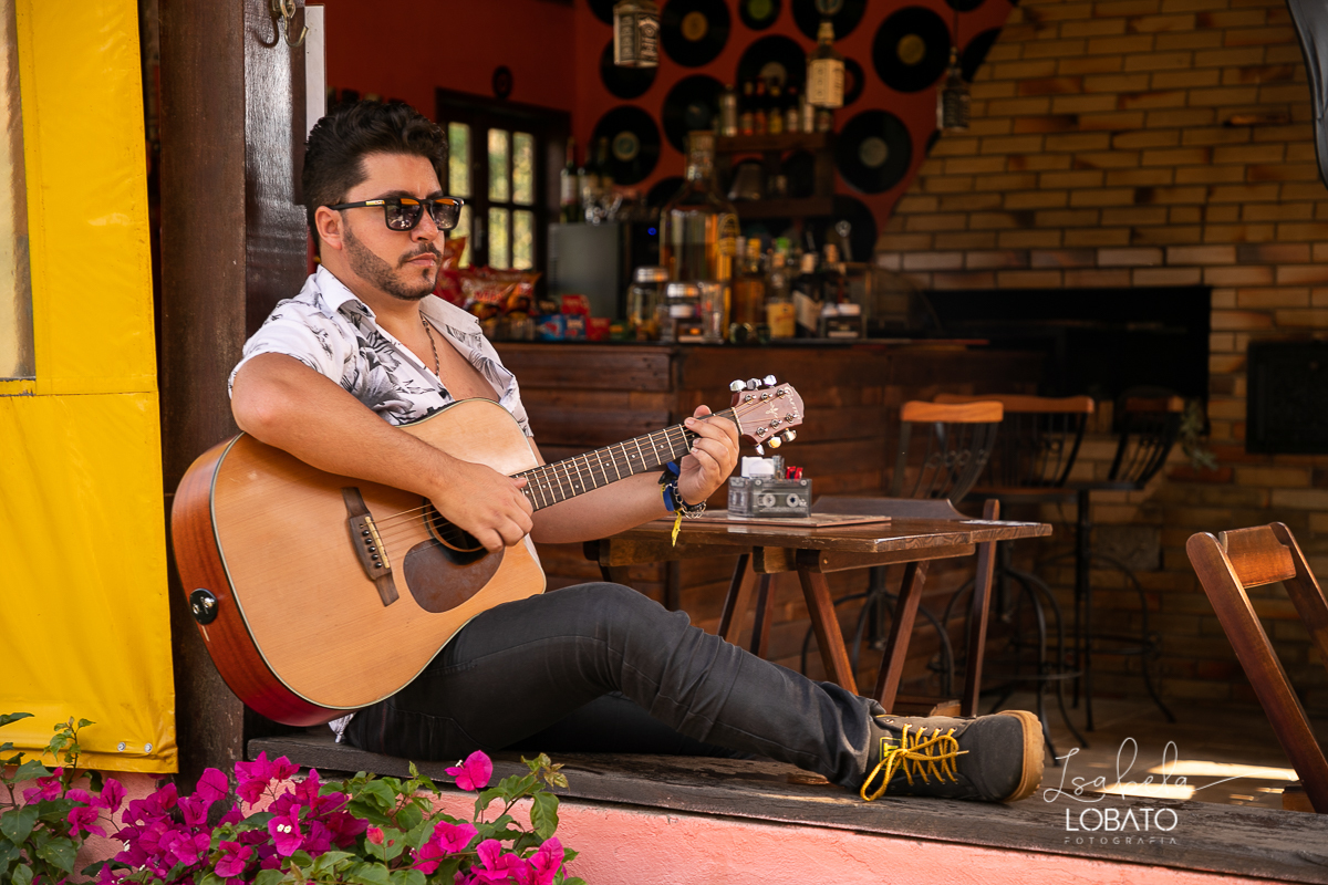 cantor-sertanejo-daniel-matheus-fenomeno-sertanejo-barueri-cantor-compositor-da-rede-globo-melhores-cantores-sertanejo-sertanejo-de-raiz-viola-violeiro-show-sertanejo-rota-bar-santa-barbara-do-tugurio-mg-hotel-chale-de-minas-fotografia-de-isabela-lobato