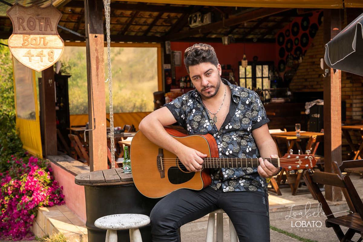 cantor-sertanejo-daniel-matheus-fenomeno-sertanejo-barueri-cantor-compositor-da-rede-globo-melhores-cantores-sertanejo-sertanejo-de-raiz-viola-violeiro-show-sertanejo-rota-bar-santa-barbara-do-tugurio-mg-hotel-chale-de-minas-fotografia-de-isabela-lobato