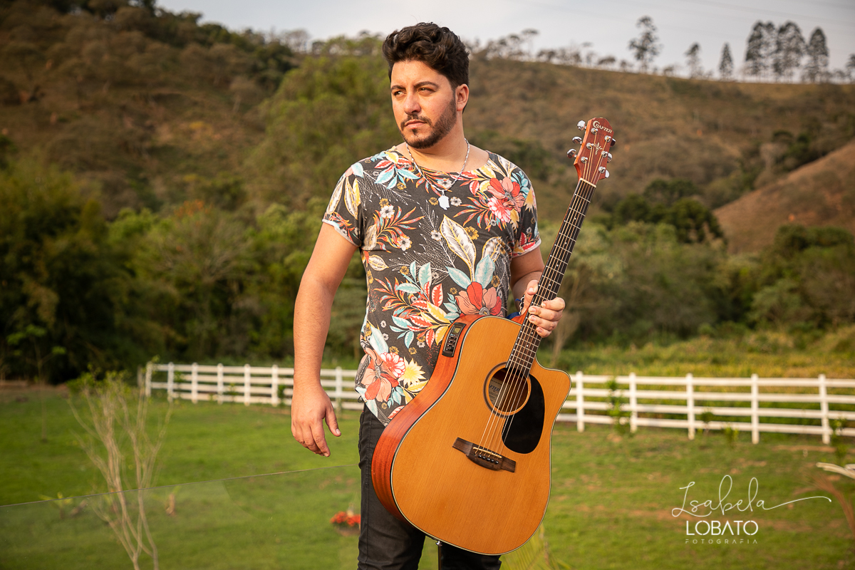 cantor-sertanejo-daniel-matheus-fenomeno-sertanejo-barueri-cantor-compositor-da-rede-globo-melhores-cantores-sertanejo-sertanejo-de-raiz-viola-violeiro-show-sertanejo-rota-bar-santa-barbara-do-tugurio-mg-hotel-chale-de-minas-fotografia-de-isabela-lobato