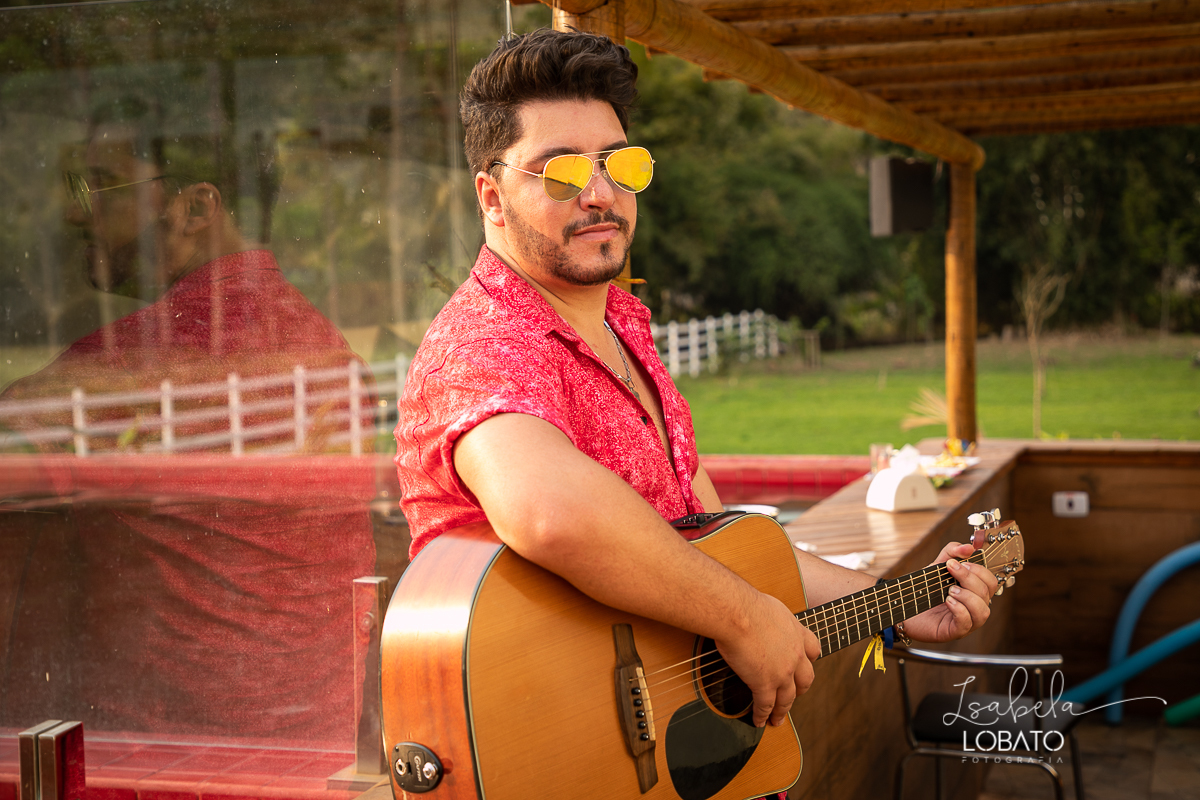 cantor-sertanejo-daniel-matheus-fenomeno-sertanejo-barueri-cantor-compositor-da-rede-globo-melhores-cantores-sertanejo-sertanejo-de-raiz-viola-violeiro-show-sertanejo-rota-bar-santa-barbara-do-tugurio-mg-hotel-chale-de-minas-fotografia-de-isabela-lobato
