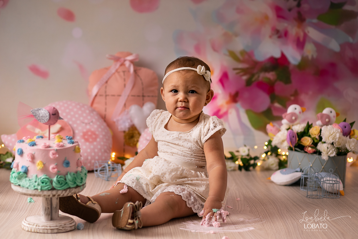 smash-the-cake-a-hora-do-bolo-aniversario-de-1-ano-festa-de-aniversario-infantil-tema-jardim-encantado-props-do-ben-fotografo-em-barbacena-isabela-lobato-fotografa-de-crianca-estudio-fotografico-em-barbacena-isabela-lobato-fotografia
