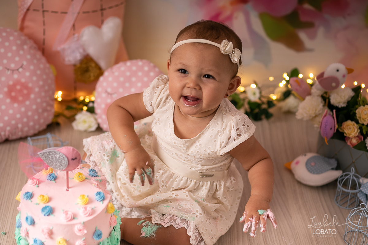 smash-the-cake-a-hora-do-bolo-aniversario-de-1-ano-festa-de-aniversario-infantil-tema-jardim-encantado-props-do-ben-fotografo-em-barbacena-isabela-lobato-fotografa-de-crianca-estudio-fotografico-em-barbacena-isabela-lobato-fotografia