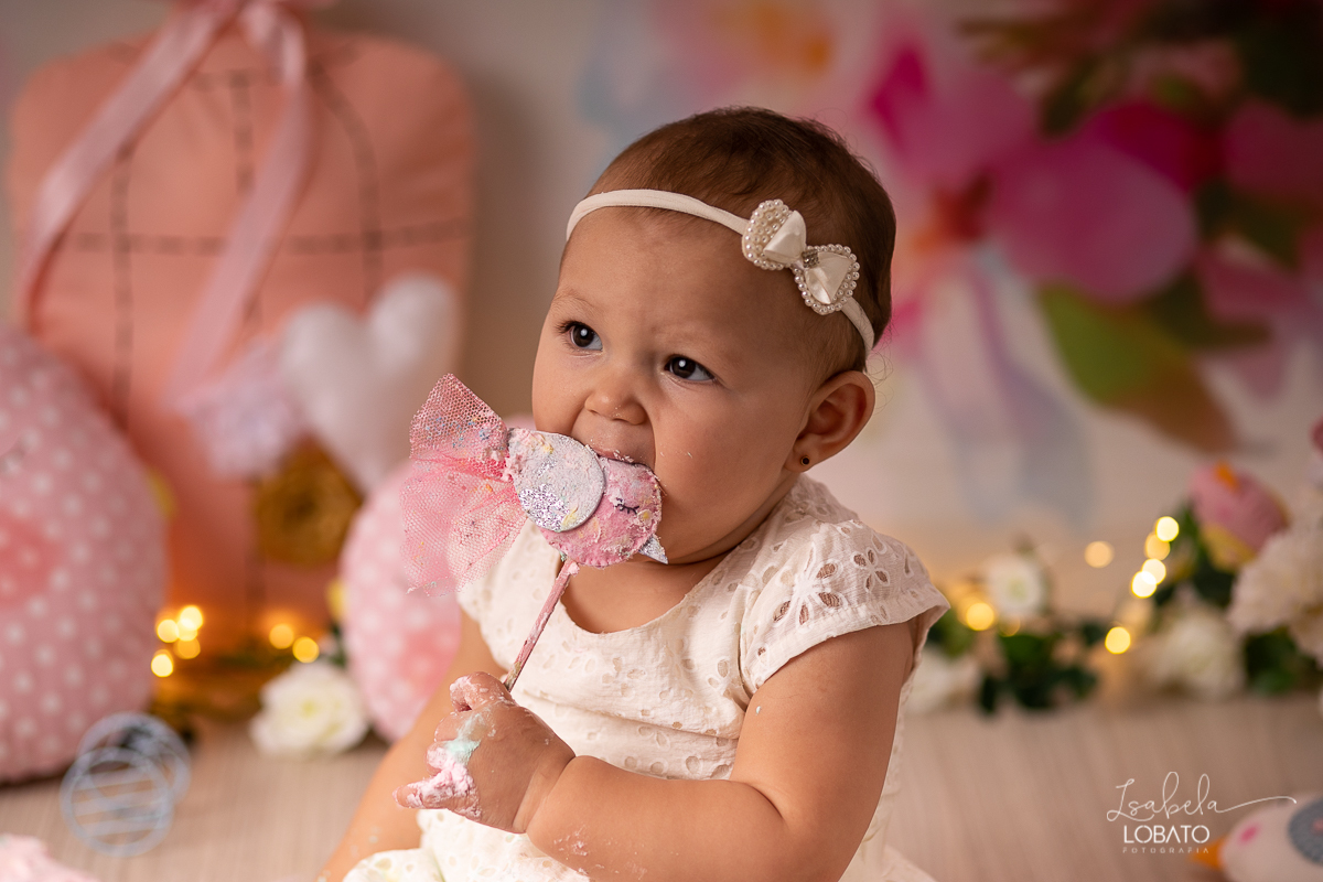 smash-the-cake-a-hora-do-bolo-aniversario-de-1-ano-festa-de-aniversario-infantil-tema-jardim-encantado-props-do-ben-fotografo-em-barbacena-isabela-lobato-fotografa-de-crianca-estudio-fotografico-em-barbacena-isabela-lobato-fotografia