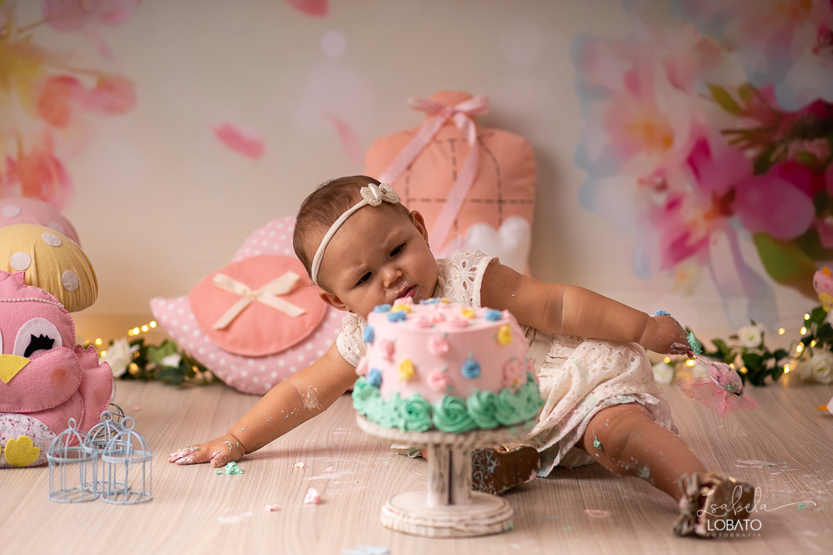 smash-the-cake-a-hora-do-bolo-aniversario-de-1-ano-festa-de-aniversario-infantil-tema-jardim-encantado-props-do-ben-fotografo-em-barbacena-isabela-lobato-fotografa-de-crianca-estudio-fotografico-em-barbacena-isabela-lobato-fotografia