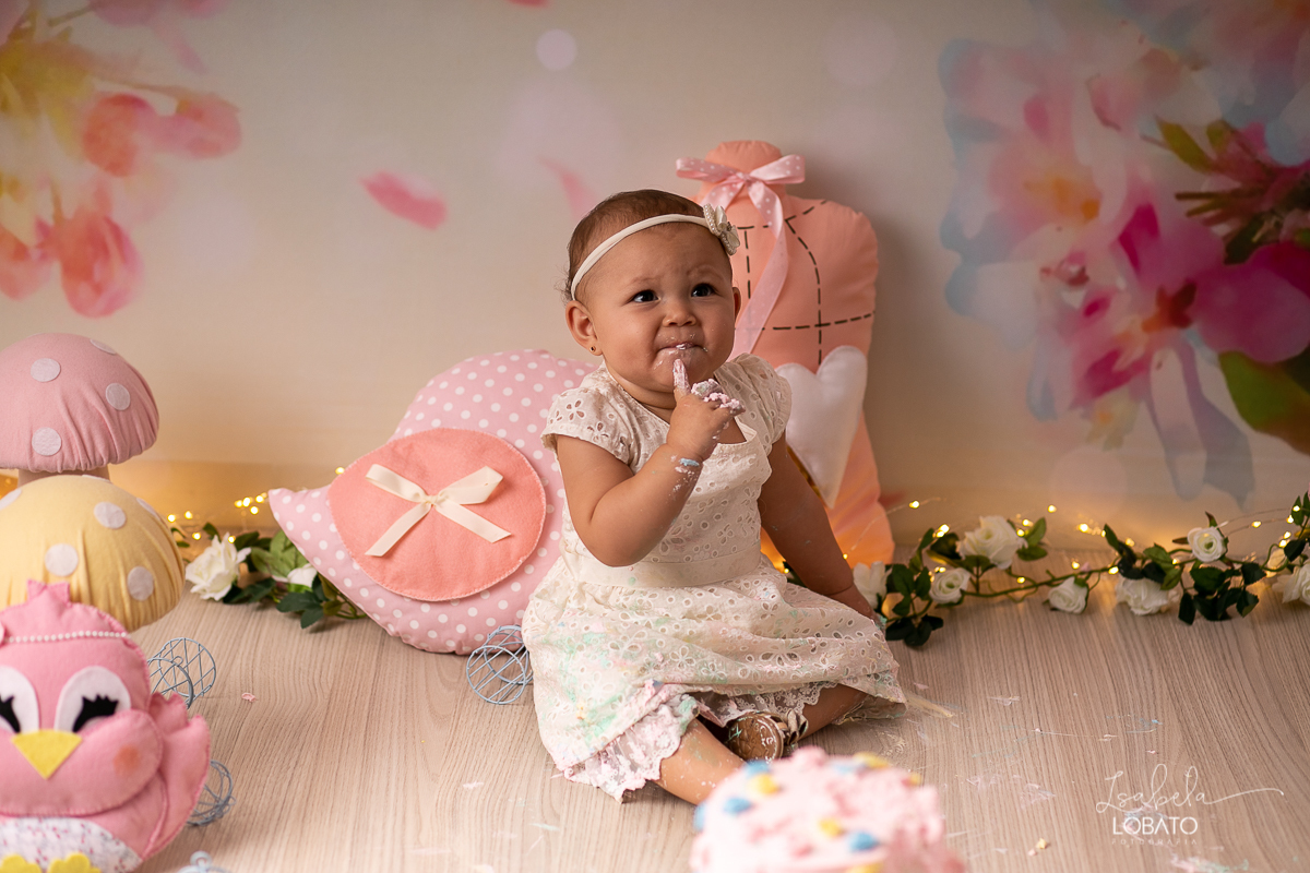 smash-the-cake-a-hora-do-bolo-aniversario-de-1-ano-festa-de-aniversario-infantil-tema-jardim-encantado-props-do-ben-fotografo-em-barbacena-isabela-lobato-fotografa-de-crianca-estudio-fotografico-em-barbacena-isabela-lobato-fotografia