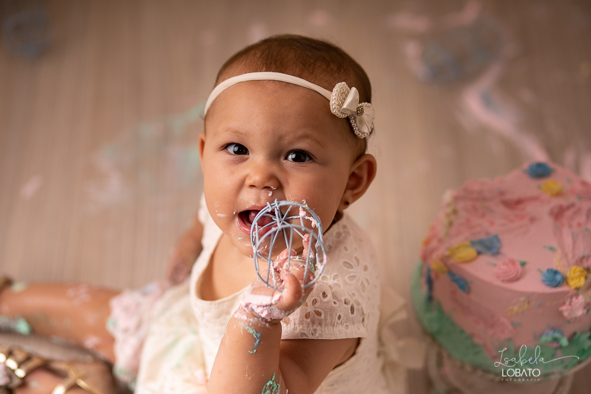 smash-the-cake-a-hora-do-bolo-aniversario-de-1-ano-festa-de-aniversario-infantil-tema-jardim-encantado-props-do-ben-fotografo-em-barbacena-isabela-lobato-fotografa-de-crianca-estudio-fotografico-em-barbacena-isabela-lobato-fotografia