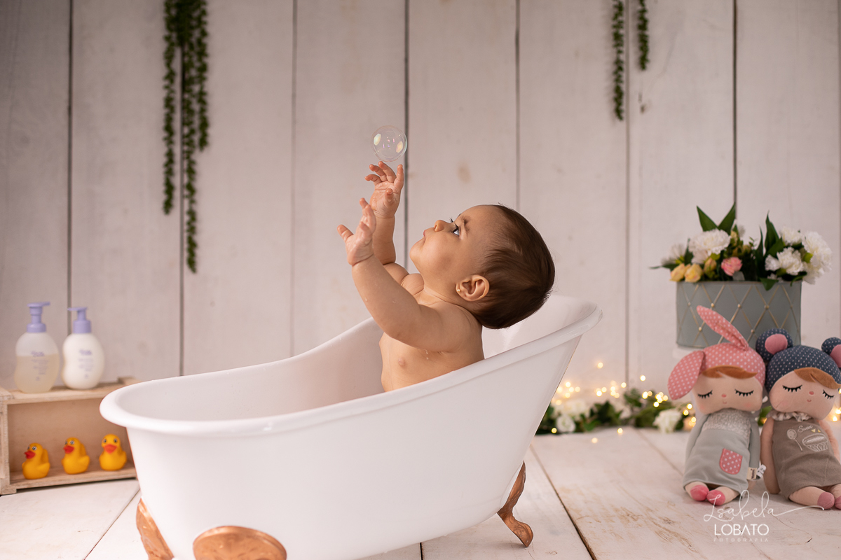 a-hora-do-banho-bebe-nove-meses-fases-do-bebe-desenvolvimento-infantil-meu-bebe-fotografia-de-banho-de-bebe-roupas-lefotick-boneca-de-pano-splash-tibum-patinhos-estudio-fotografico-em-barbacena-isabela-lobato-melhor-fotografa-de-barbacena-fotografa-crianc