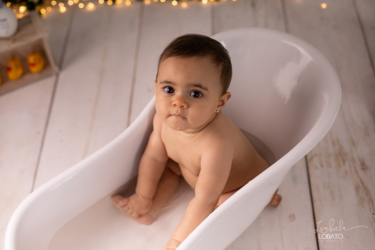 a-hora-do-banho-bebe-nove-meses-fases-do-bebe-desenvolvimento-infantil-meu-bebe-fotografia-de-banho-de-bebe-roupas-lefotick-boneca-de-pano-splash-tibum-patinhos-estudio-fotografico-em-barbacena-isabela-lobato-melhor-fotografa-de-barbacena-fotografa-crianc