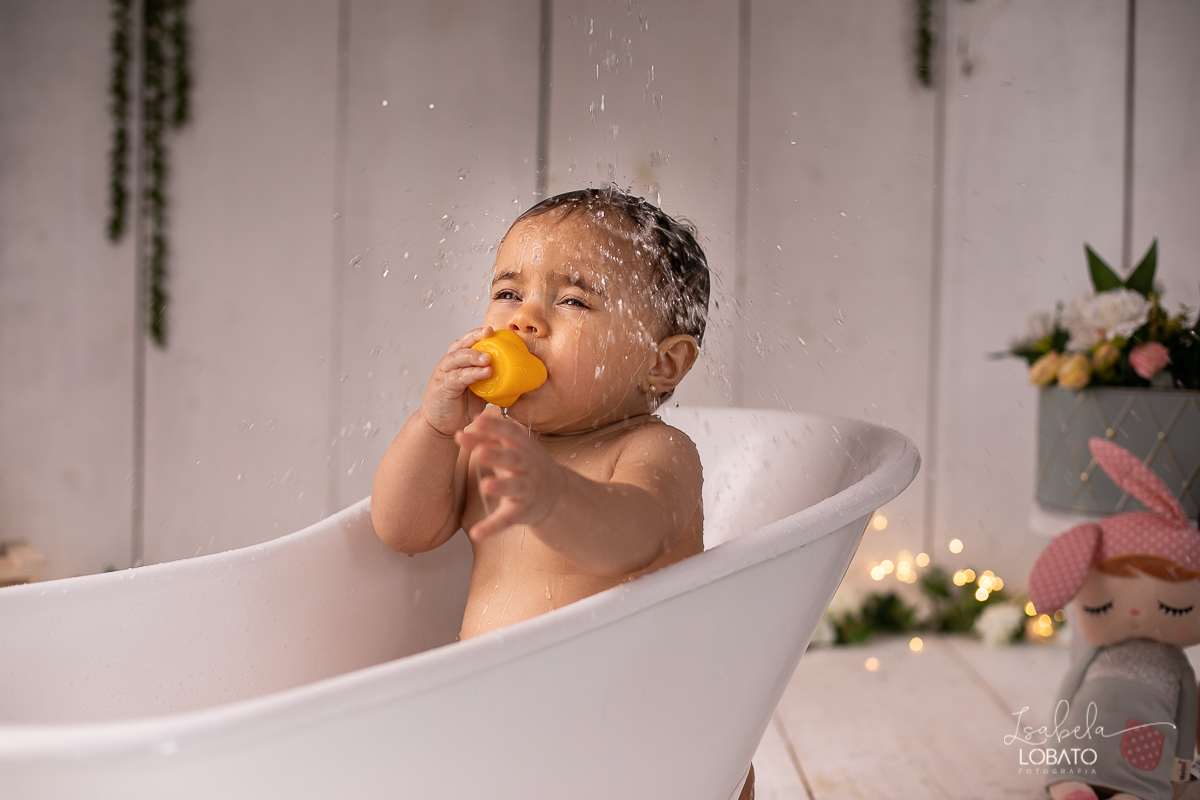 a-hora-do-banho-bebe-nove-meses-fases-do-bebe-desenvolvimento-infantil-meu-bebe-fotografia-de-banho-de-bebe-roupas-lefotick-boneca-de-pano-splash-tibum-patinhos-estudio-fotografico-em-barbacena-isabela-lobato-melhor-fotografa-de-barbacena-fotografa-crianc