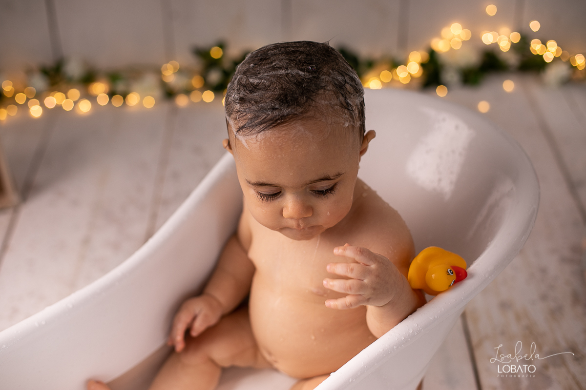 a-hora-do-banho-bebe-nove-meses-fases-do-bebe-desenvolvimento-infantil-meu-bebe-fotografia-de-banho-de-bebe-roupas-lefotick-boneca-de-pano-splash-tibum-patinhos-estudio-fotografico-em-barbacena-isabela-lobato-melhor-fotografa-de-barbacena-fotografa-crianc
