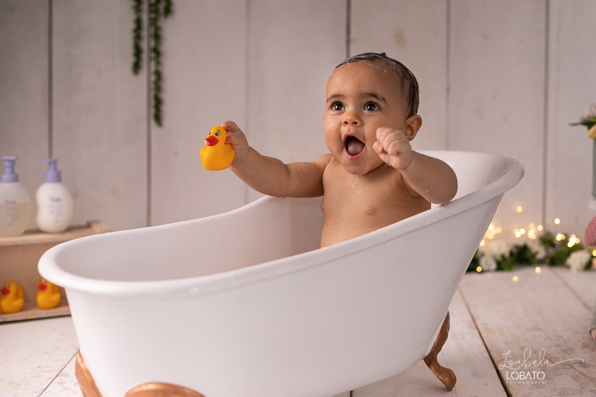 a-hora-do-banho-bebe-nove-meses-fases-do-bebe-desenvolvimento-infantil-meu-bebe-fotografia-de-banho-de-bebe-roupas-lefotick-boneca-de-pano-splash-tibum-patinhos-estudio-fotografico-em-barbacena-isabela-lobato-melhor-fotografa-de-barbacena-fotografa-crianc