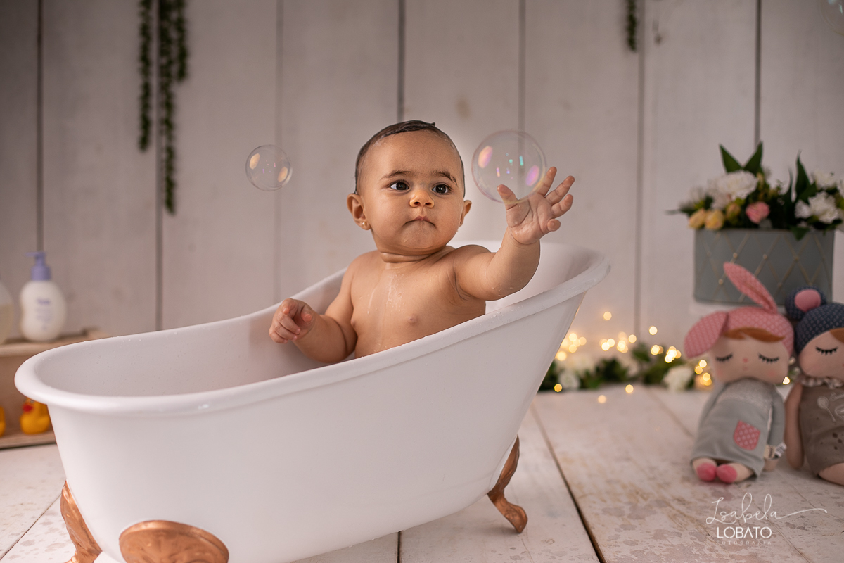 a-hora-do-banho-bebe-nove-meses-fases-do-bebe-desenvolvimento-infantil-meu-bebe-fotografia-de-banho-de-bebe-roupas-lefotick-boneca-de-pano-splash-tibum-patinhos-estudio-fotografico-em-barbacena-isabela-lobato-melhor-fotografa-de-barbacena-fotografa-crianc