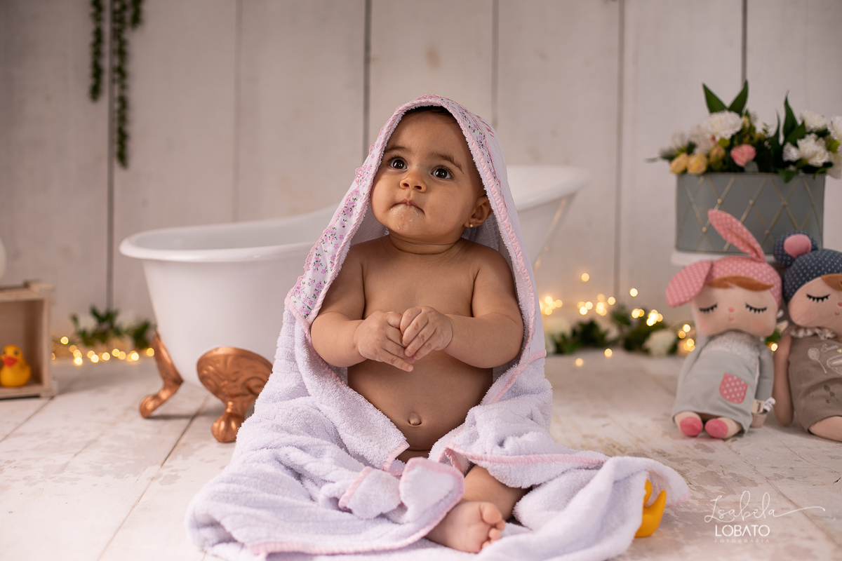 a-hora-do-banho-bebe-nove-meses-fases-do-bebe-desenvolvimento-infantil-meu-bebe-fotografia-de-banho-de-bebe-roupas-lefotick-boneca-de-pano-splash-tibum-patinhos-estudio-fotografico-em-barbacena-isabela-lobato-melhor-fotografa-de-barbacena-fotografa-crianc