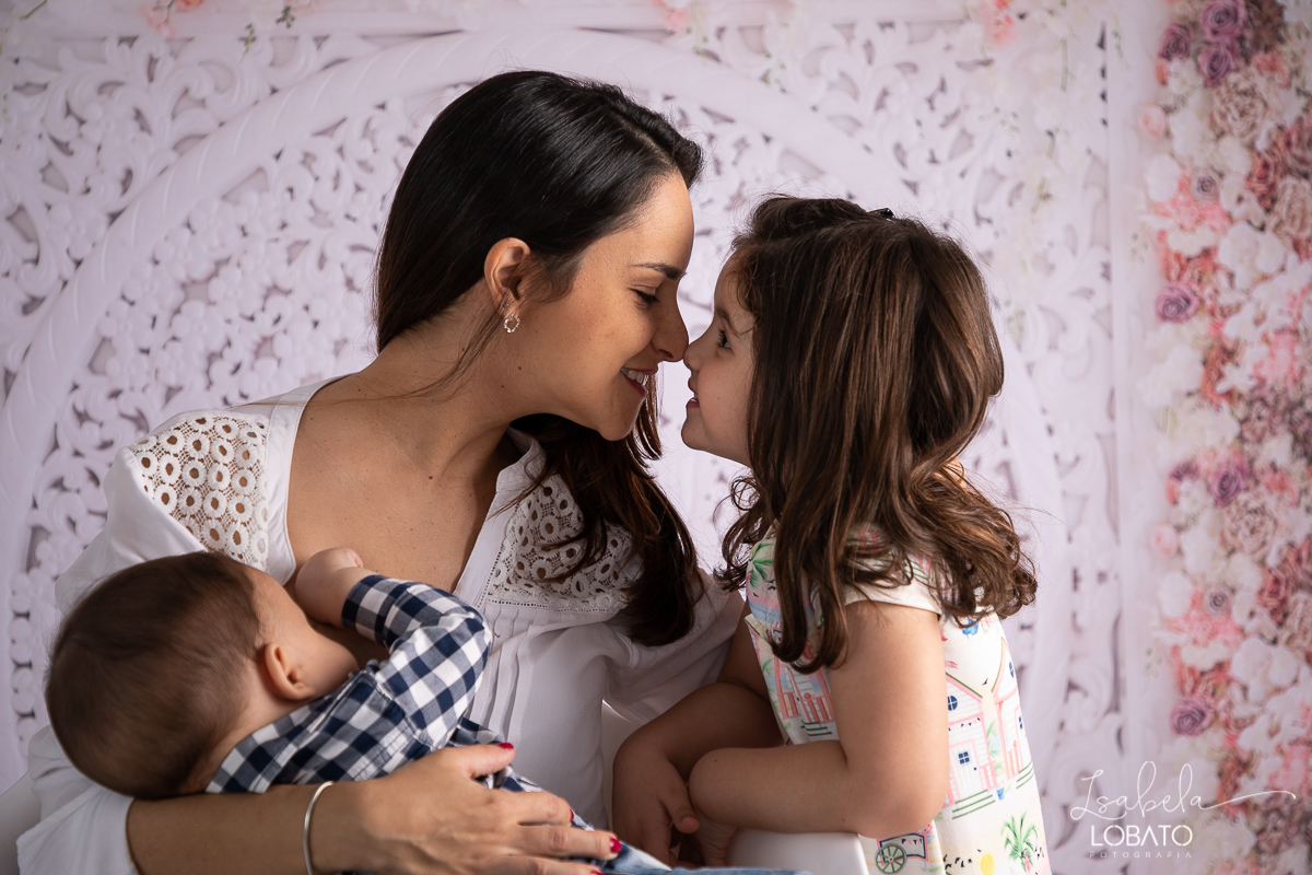 amor-de-mae-ensaio-fotografico-do-dia-das-maes-fotografia-de-mae-amor-materno-aleitamento-materno-sessao-do-dia-das-maes-2020-estudio-de-fotos-em-barbacena-isabela-lobato-fotografia-melhor-fotografa-de-barbacena-luz-de-estudio-fotografa-de-criancas