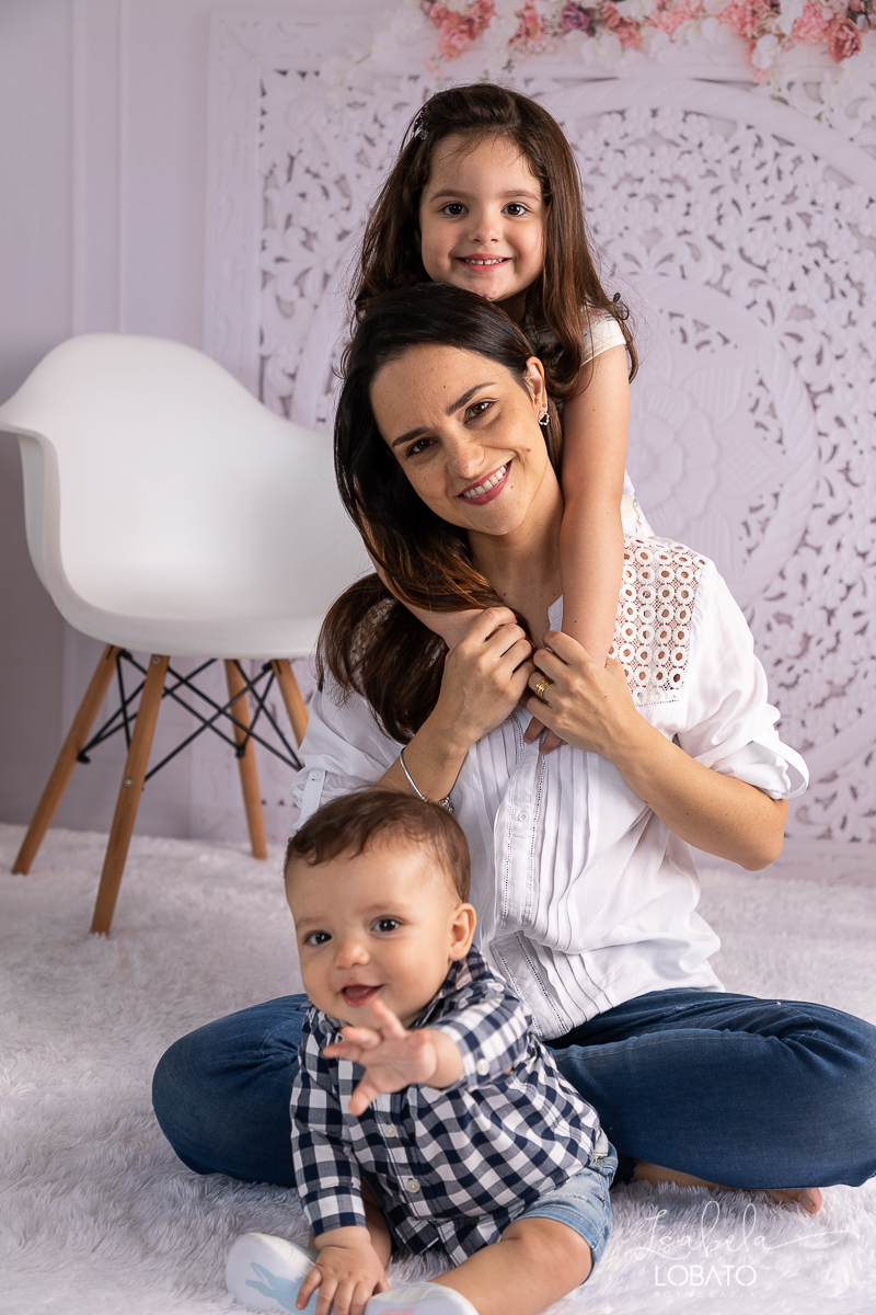 amor-de-mae-ensaio-fotografico-do-dia-das-maes-fotografia-de-mae-amor-materno-aleitamento-materno-sessao-do-dia-das-maes-2020-estudio-de-fotos-em-barbacena-isabela-lobato-fotografia-melhor-fotografa-de-barbacena-luz-de-estudio-fotografa-de-criancas