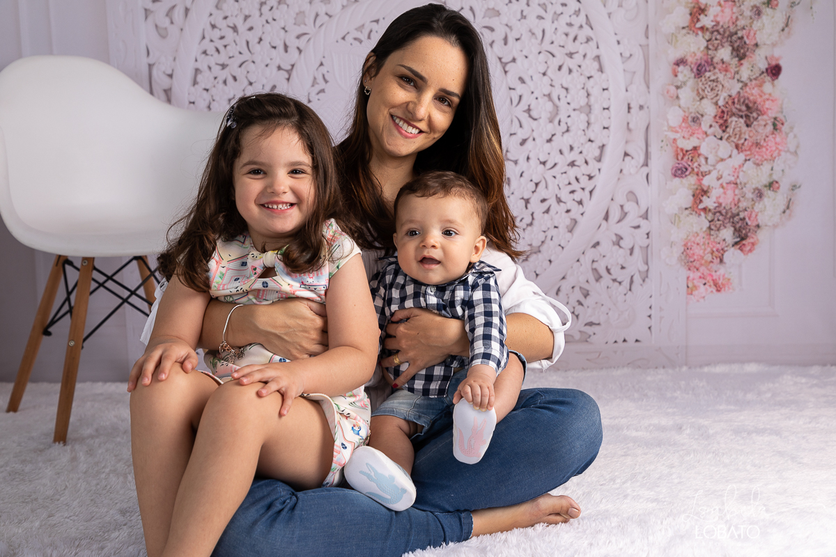 amor-de-mae-ensaio-fotografico-do-dia-das-maes-fotografia-de-mae-amor-materno-aleitamento-materno-sessao-do-dia-das-maes-2020-estudio-de-fotos-em-barbacena-isabela-lobato-fotografia-melhor-fotografa-de-barbacena-luz-de-estudio-fotografa-de-criancas