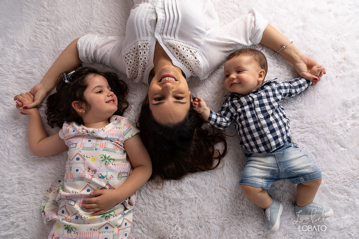 amor-de-mae-ensaio-fotografico-do-dia-das-maes-fotografia-de-mae-amor-materno-aleitamento-materno-sessao-do-dia-das-maes-2020-estudio-de-fotos-em-barbacena-isabela-lobato-fotografia-melhor-fotografa-de-barbacena-luz-de-estudio-fotografa-de-criancas