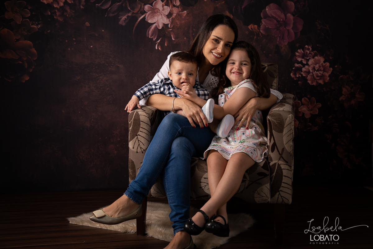 amor-de-mae-ensaio-fotografico-do-dia-das-maes-fotografia-de-mae-amor-materno-aleitamento-materno-sessao-do-dia-das-maes-2020-estudio-de-fotos-em-barbacena-isabela-lobato-fotografia-melhor-fotografa-de-barbacena-luz-de-estudio-fotografa-de-criancas